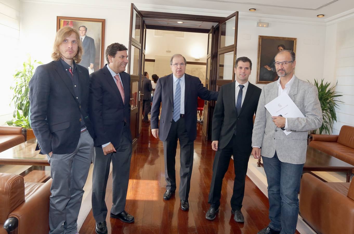 Junta, PSOE, Podemos y Ciudadanos firman un acuerdo sobre temas de la Comunidad