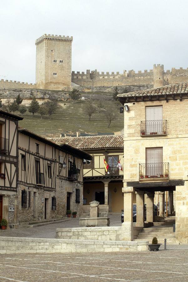 Castillo de Peñaranda de Duero (Burgos). Su primera construcción data del siglo XI, con el fin de frenar el avance árabe, y facilitar su expulsión de la península durante la Reconquista. La construcción siguió el diseño del castillo de Peñafiel. El 3 de junio de 1931 el conjunto formado por el Castillo, el Palacio de Avellaneda, y el pueblo, fue declarado Monumento Histórico Artístico, siendo uno de los lugares de mayor interés turístico de Burgos