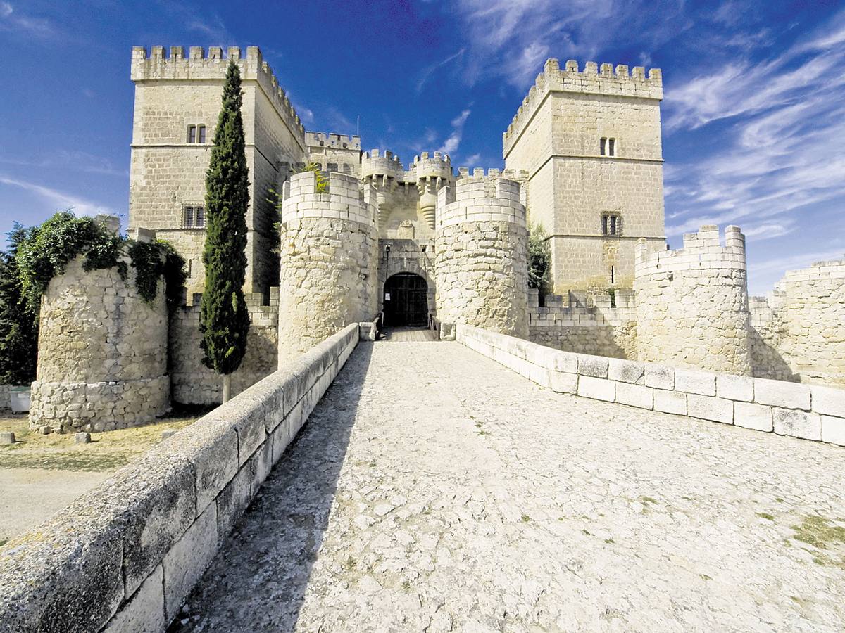 Castillo de Ampudia (Palencia). Es una fortaleza medieval del siglo XV. En 1960 el empresario galletero Eugenio Fontaneda Pérez, natural de Aguilar de Campoo, lo adquirió a su penúltima dueña, la condesa de la Granja, y lo acondicionó como museo para su colección de objetos de arte y antigüedades.