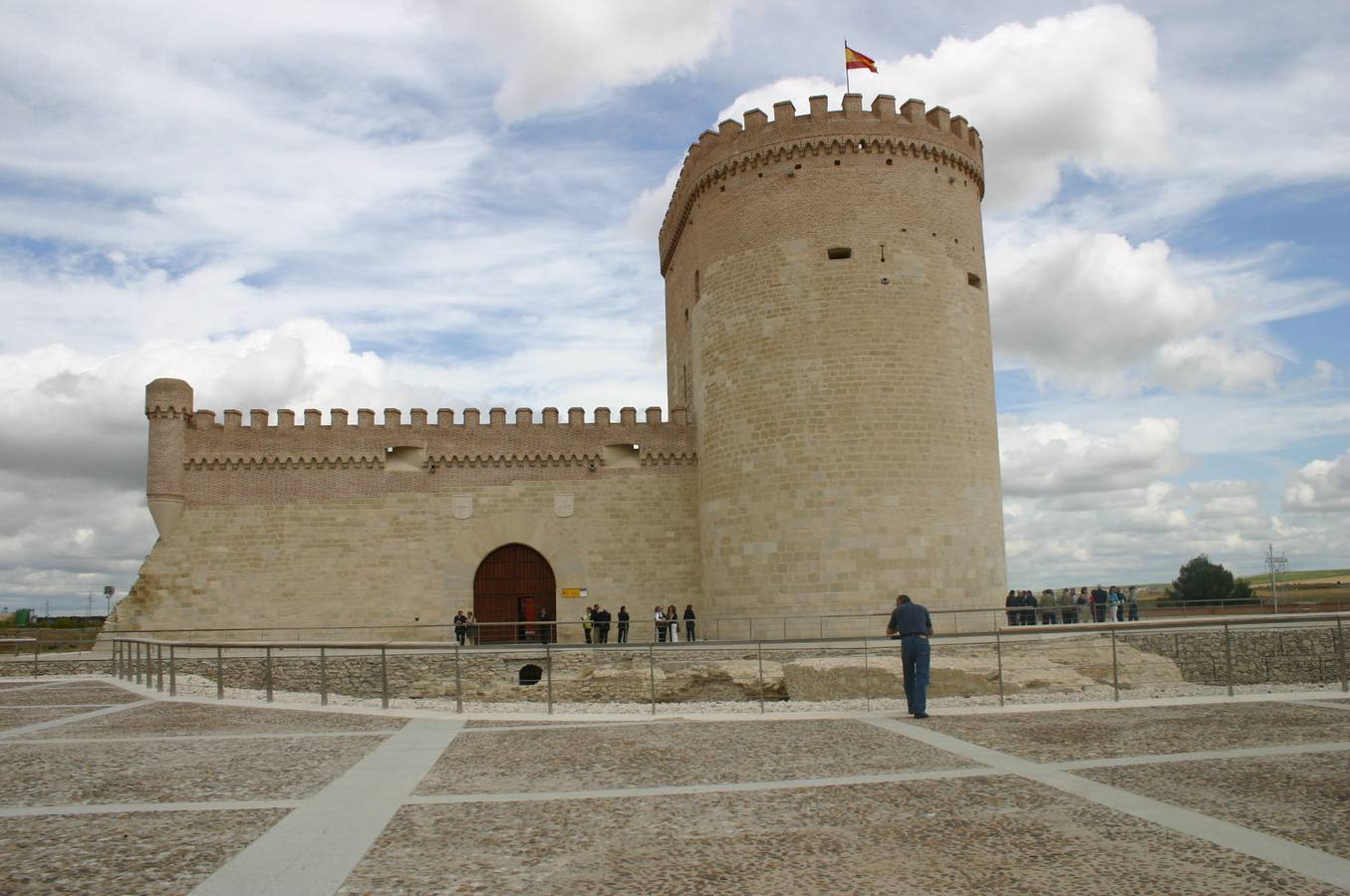 Castillo de Arévalo (Ávila). La fortaleza se ubica entre los ríos Adaja y Arevalillo, los cuales le sirven de fosos defensivos. Fue mandada reconstruir en el siglo XV por orden de Álvaro de Zúñiga, duque de Béjar. Ha hospedado a personajes ilustres como la esposa de Pedro I de Castilla, la reina Blanca de Borbón, durante su enclaustramiento por el repudio que padeció de aquel.