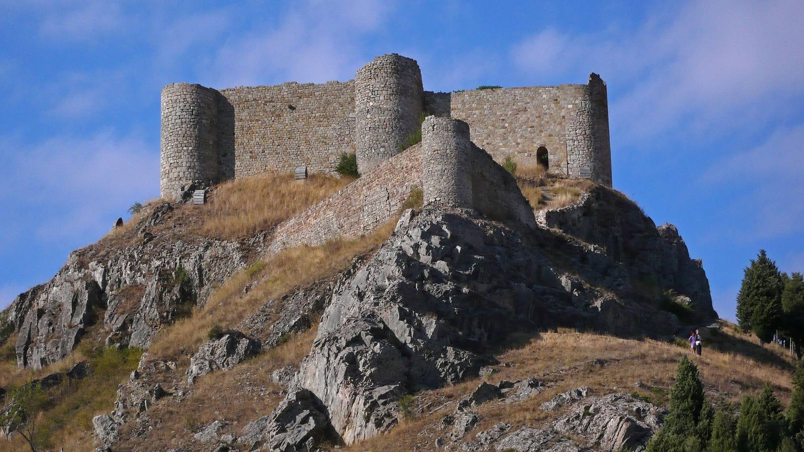 Castillo de Aguilar de Campoo (Palencia). Es un castillo de origen medieval. Se trata de un conjunto en ruinas de planta trapezoidal, se conserva todavía la mayor parte del conjunto exterior muros y torres.Se asienta sobre un peñasco de 970 metros.