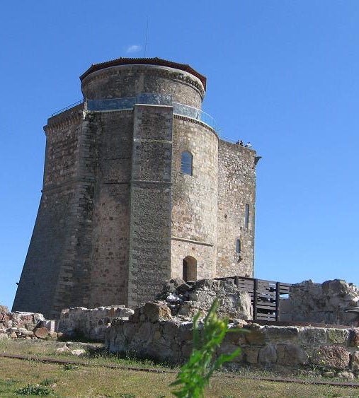 Torreón de los Duques de Alba. Alba de Tormes (Salamanca). Actualmente, sigue en posesión de la Casa de Alba, aunque se conserva tan solo la Torre del Homenaje, de las seis que llegó a tener el castillo.