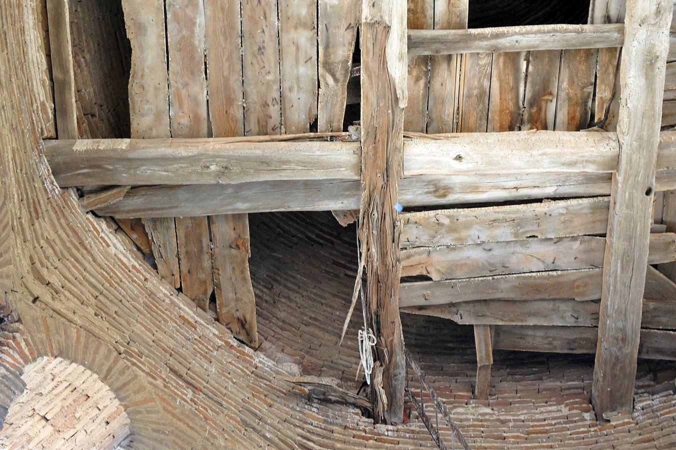 La carcoma se ceba con el artesonado y la torre de la iglesia de Alaejos