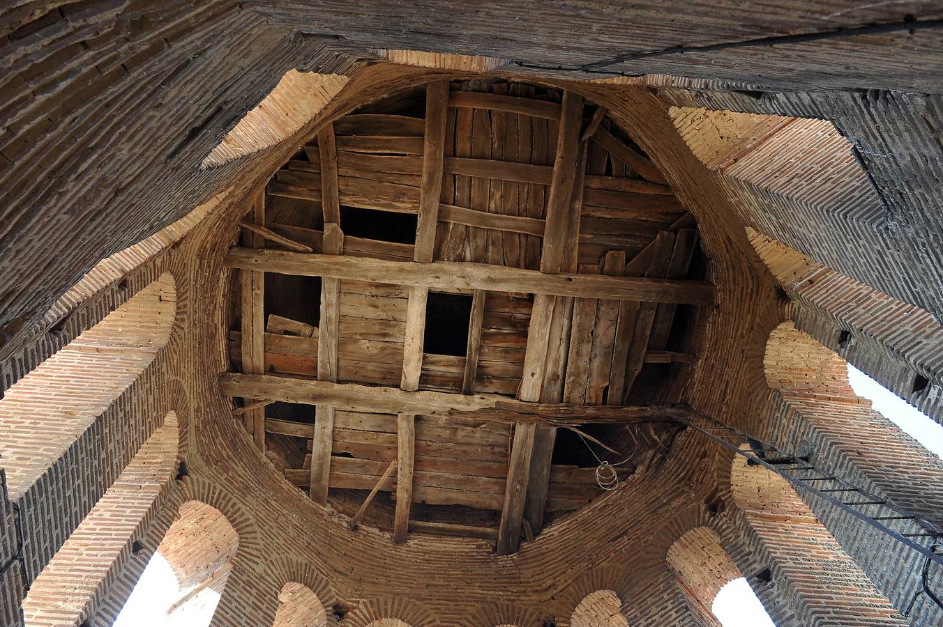 La carcoma se ceba con el artesonado y la torre de la iglesia de Alaejos