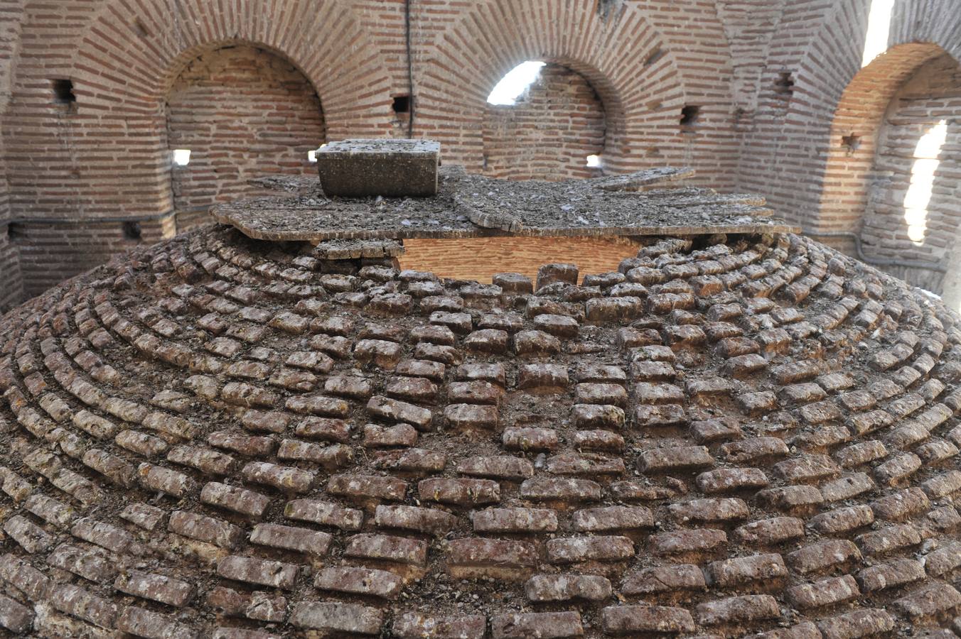 La carcoma se ceba con el artesonado y la torre de la iglesia de Alaejos