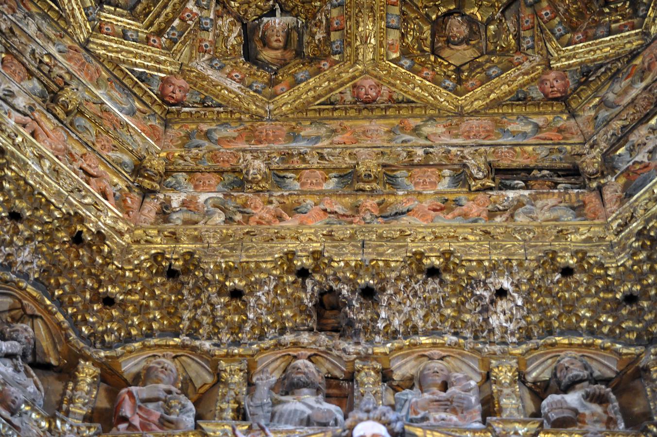 La carcoma se ceba con el artesonado y la torre de la iglesia de Alaejos