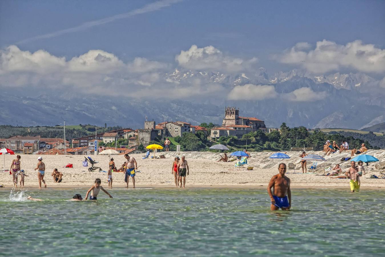 Playa de San Vicente de la Barquera (Cantabria).