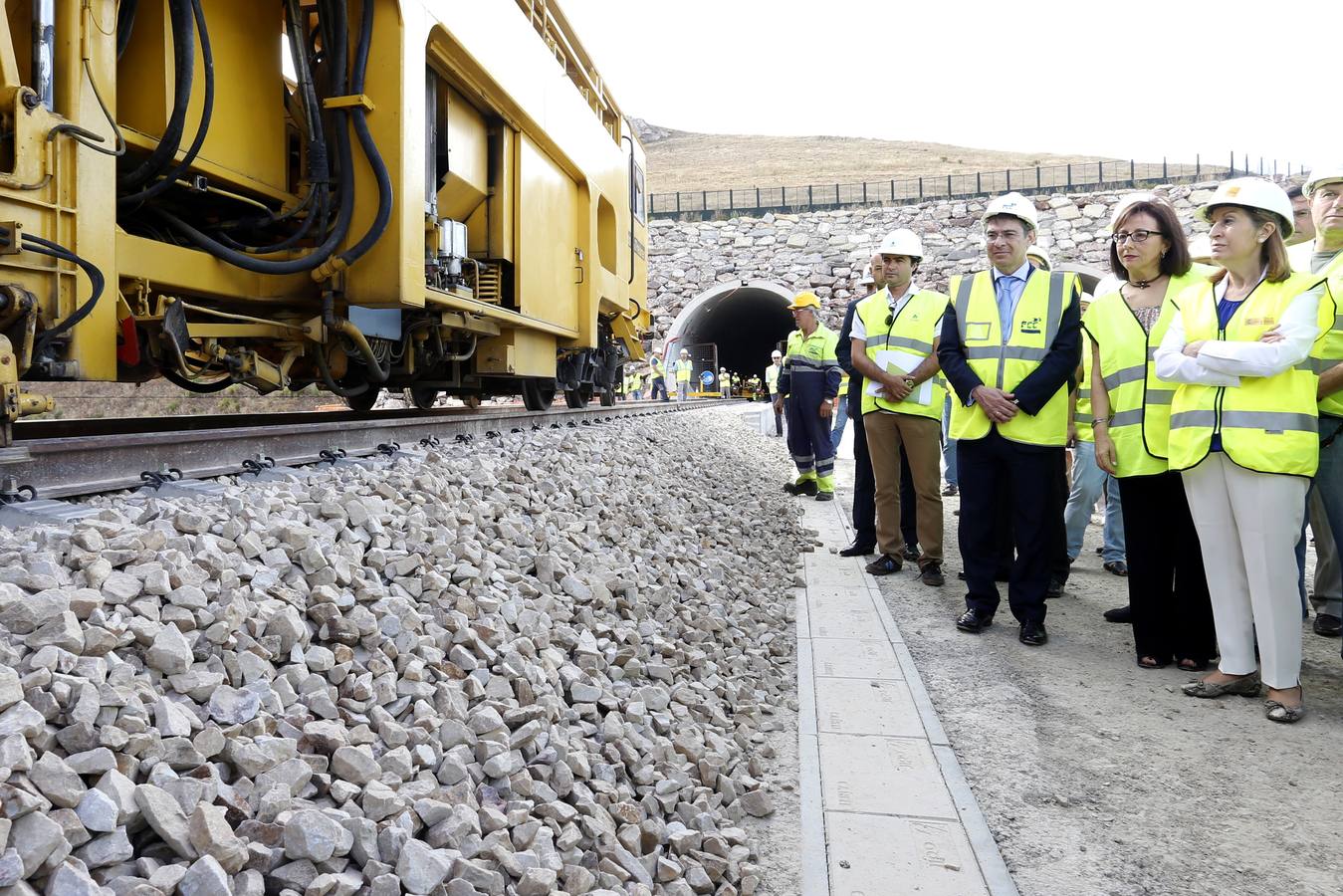 La ministra de Fomento, Ana Pastor, visitó las obras de la variante de Pajares en la línea de alta velocidad a su paso por Pola de Gordón (León).