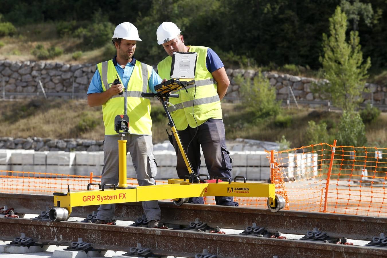 La ministra de Fomento, Ana Pastor, visitó las obras de la variante de Pajares en la línea de alta velocidad a su paso por Pola de Gordón (León).