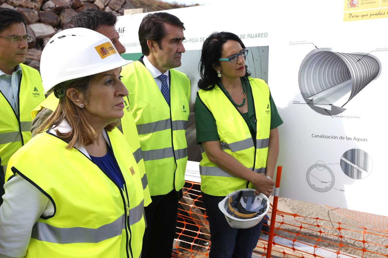 La ministra de Fomento, Ana Pastor, visitó las obras de la variante de Pajares en la línea de alta velocidad a su paso por Pola de Gordón (León).