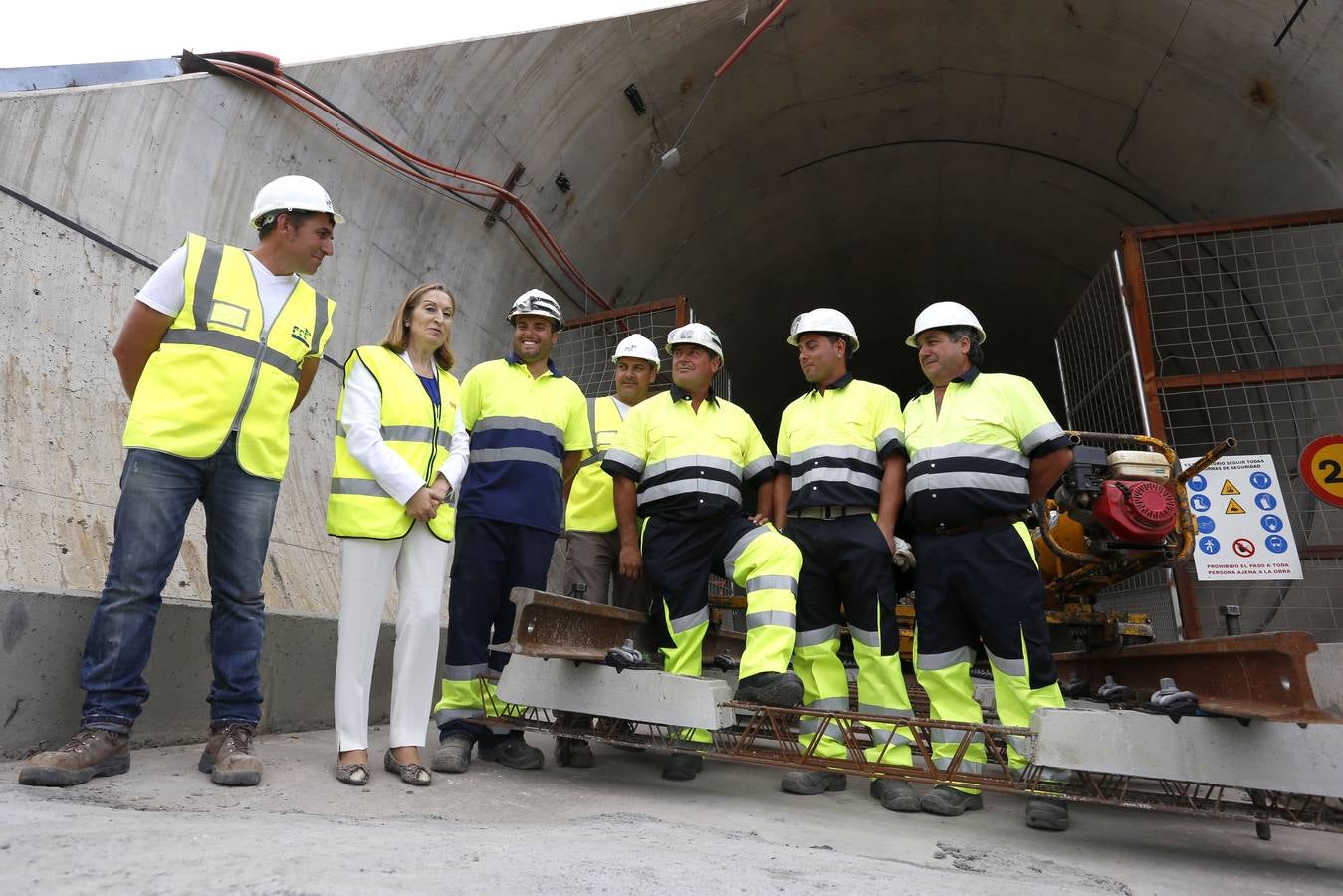 La ministra de Fomento, Ana Pastor, visitó las obras de la variante de Pajares en la línea de alta velocidad a su paso por Pola de Gordón (León).