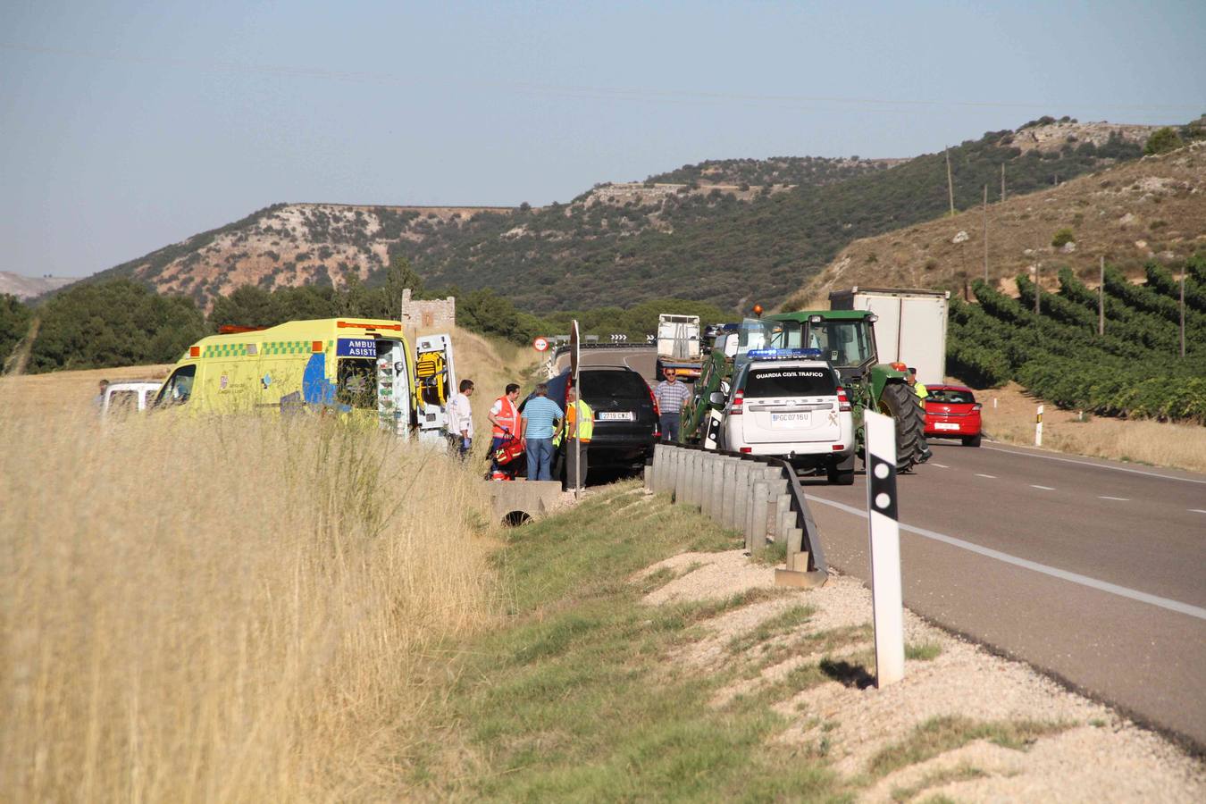 Dos personas heridas en un accidente entre un turismo y un tractor en el término de Peñafiel