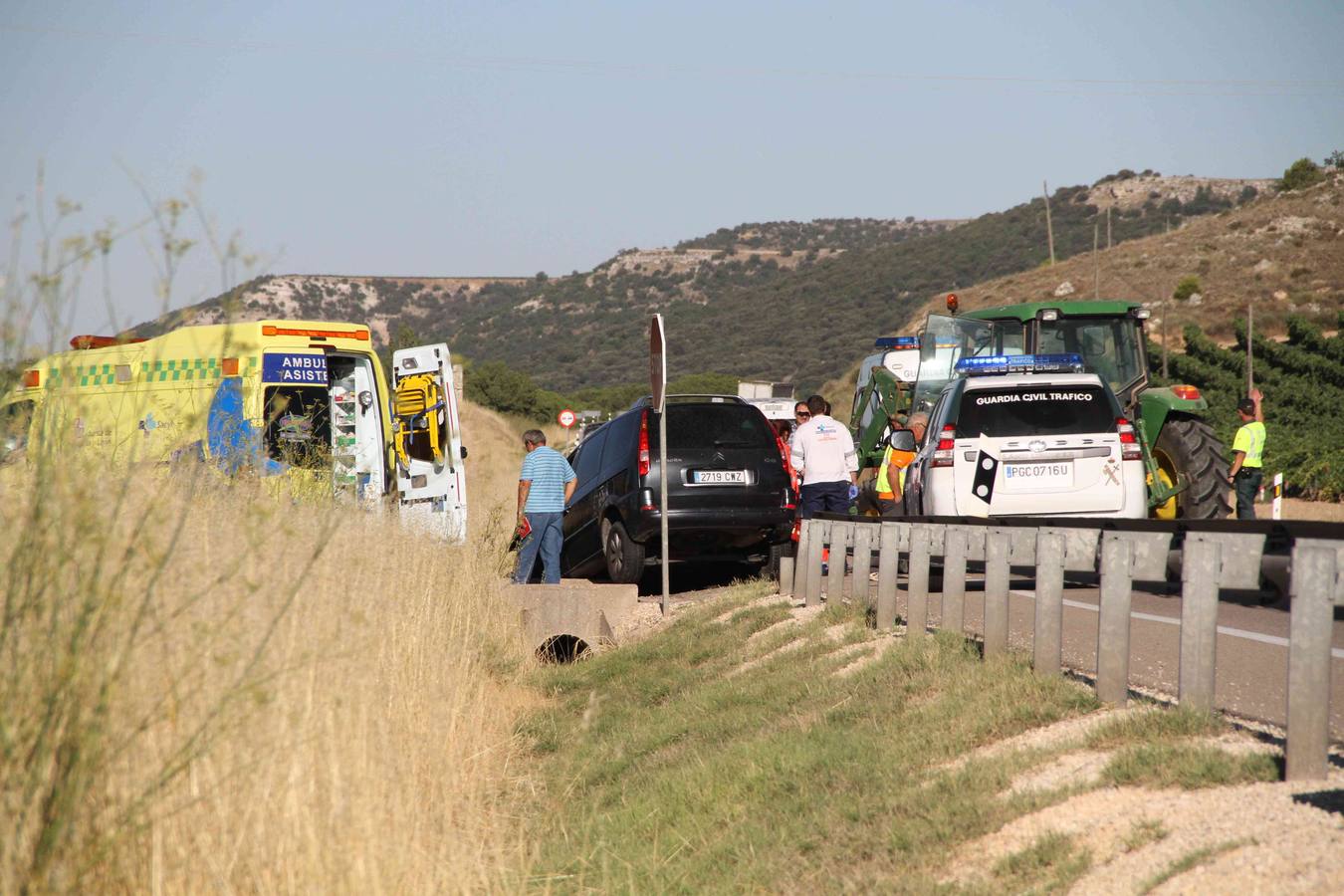 Dos personas heridas en un accidente entre un turismo y un tractor en el término de Peñafiel