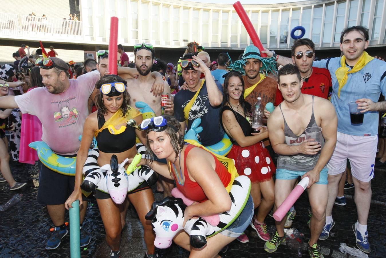 Gran ambiente y diversión en el inicio de las fiestas de Santa Marta de Tormes (Salamanca)