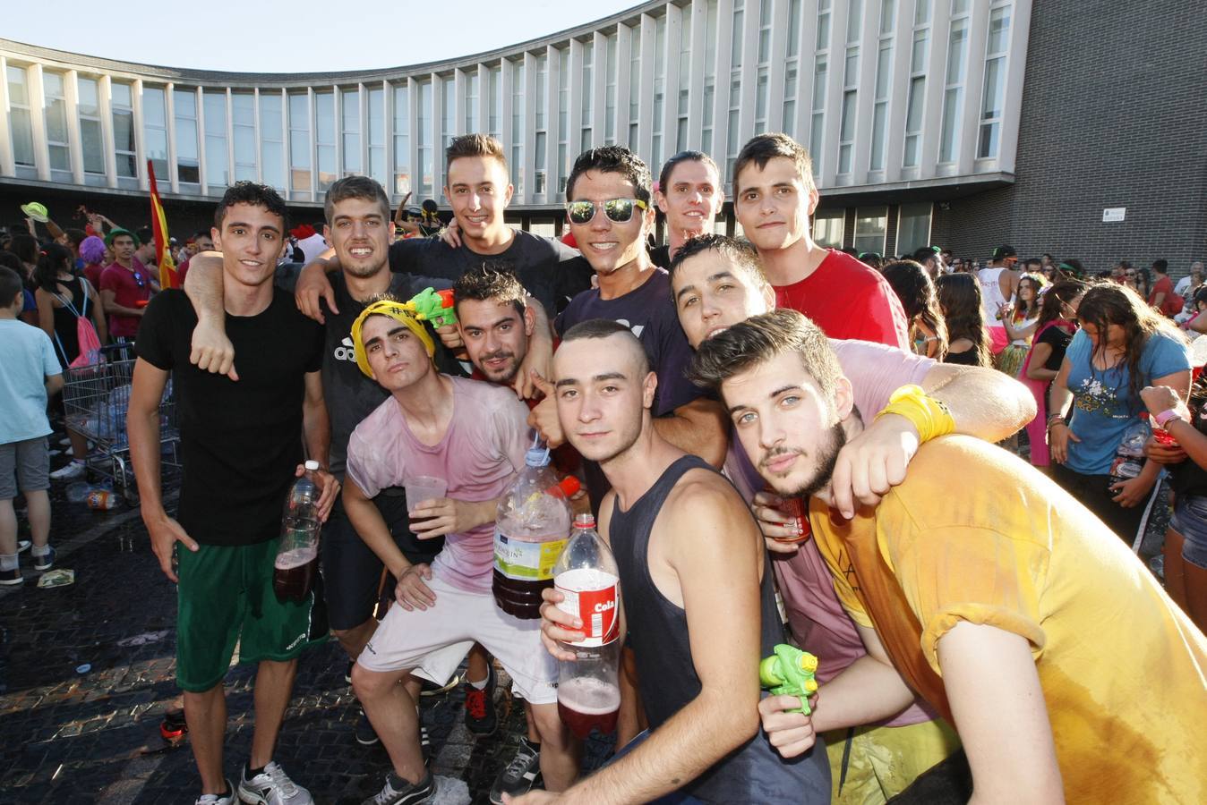 Gran ambiente y diversión en el inicio de las fiestas de Santa Marta de Tormes (Salamanca)