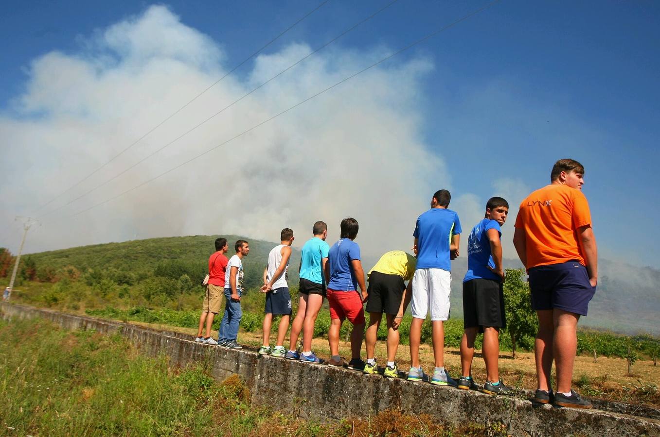 Medios aéreos trabajan en la extinción de un incendio en San Andrés de Montejos