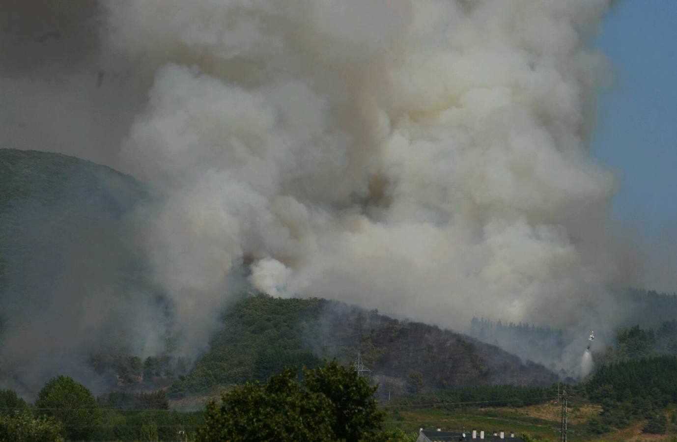Medios aéreos trabajan en la extinción de un incendio en San Andrés de Montejos