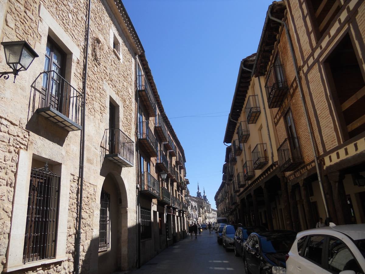 El Burgo de Osma (Soria). Lo que fue su catedral es el origen de su plaza, donde se aprecian los característicos soportales medievales de las villas de mercado y sus calles. Su catedral gótica está asentada en lo que en principio iba a ser románica, con tesoros artísticos en su centro catedralicio.