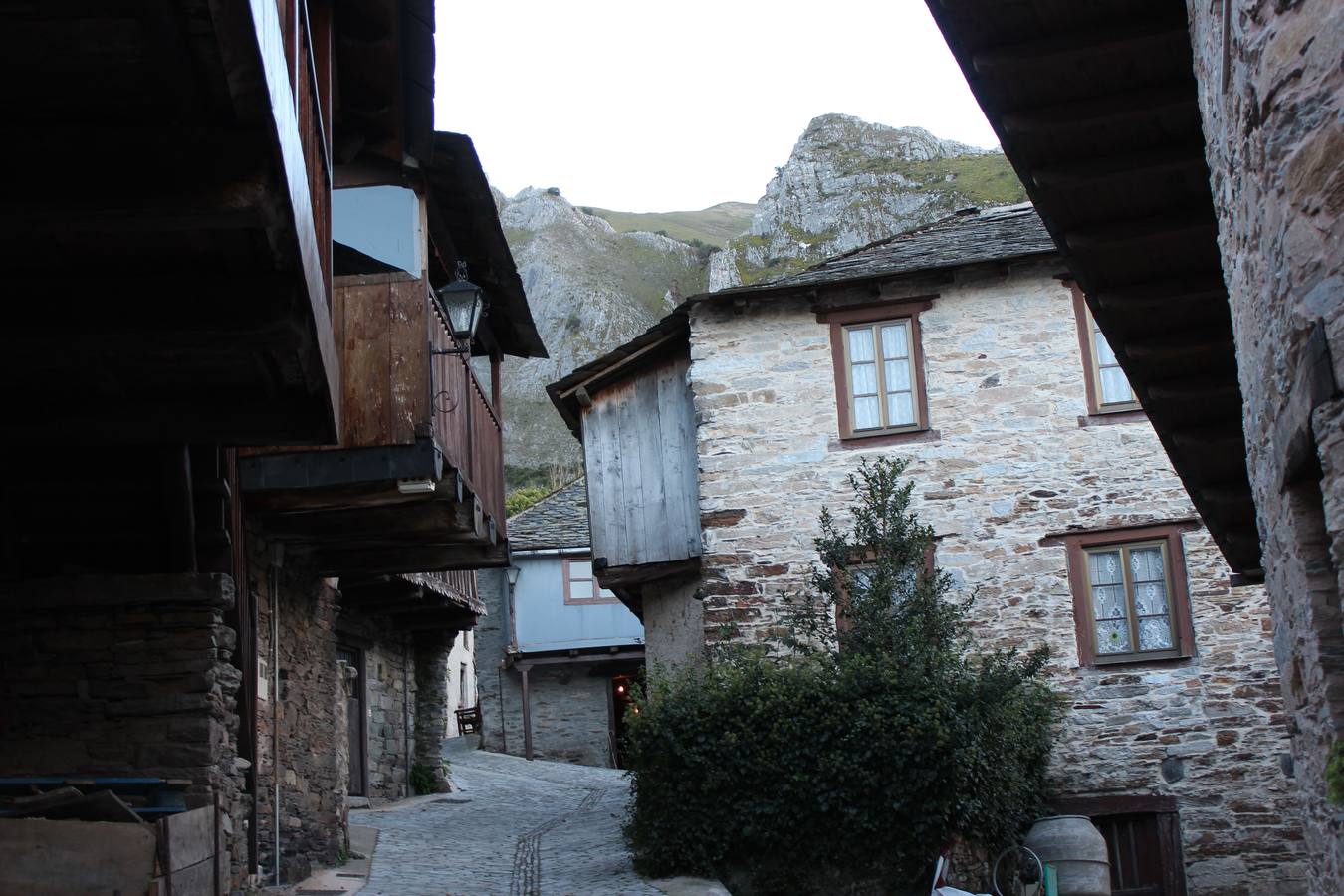 Peñalba de Santiago (León). El pueblo, erguido sobre una peña, a la que debe su nombre, en los inviernos de nieves se cubre por un manto blanco sobre el que se alza la iglesia de Santiago, de puro estilo mozárabe, declarada Monumento Nacional en junio de 1931.