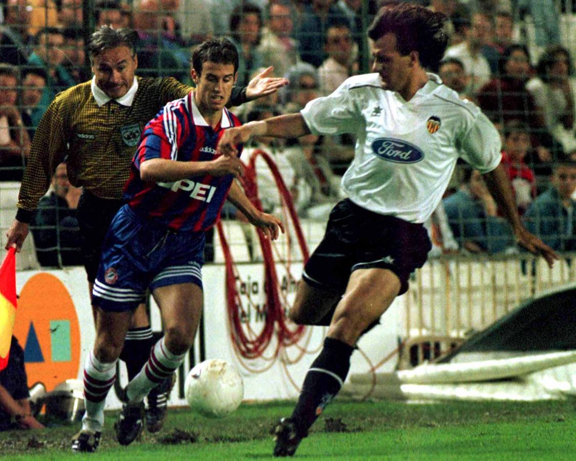 11.09.96 Copa de La UEFA : Ruggiero Rizzitelli llevando el balón, presionado por Patxi Ferreira, durante el partido entre el Valencia y el Bayern de Munich.