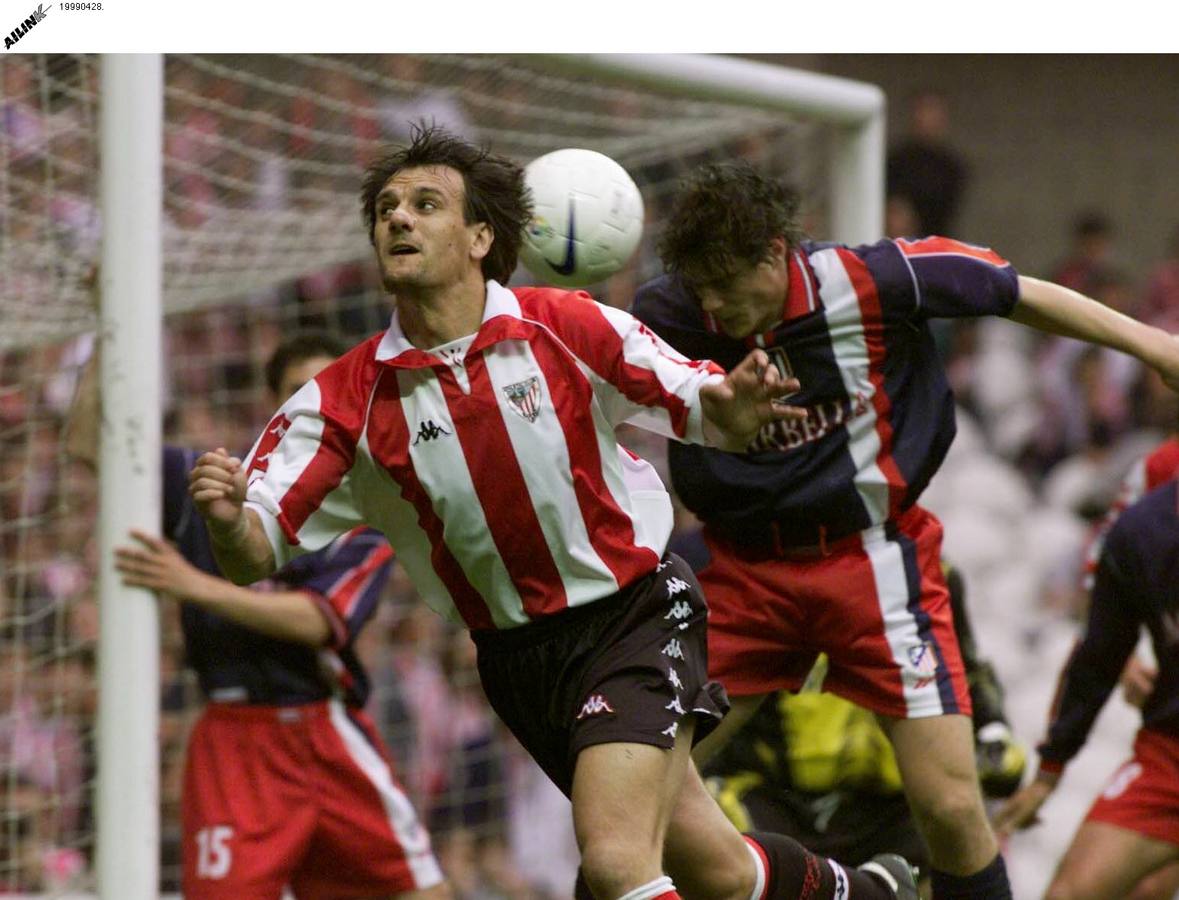 02.05.99 Patxi Ferreira en el remate de cabeza que supuso una gran oportunidad de marcar gol, tras un lanzamiento de esquina.