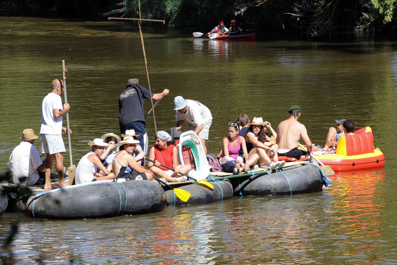 Cabezón de Pisuerga. Descenso en balsas por el río Pisuerga.