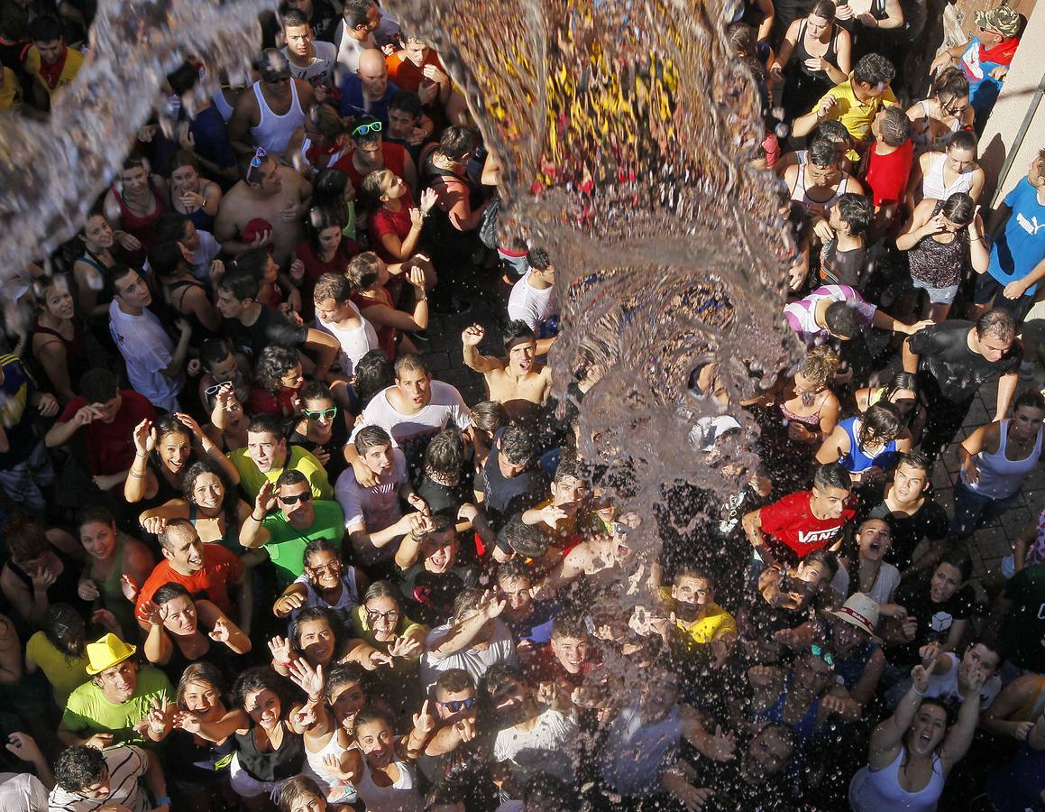 Peñafiel. Chúndara. La fiesta, el gentío, la música y el agua son los protagonista de este histórico pasacalles que se viene celebrando desde 1950.