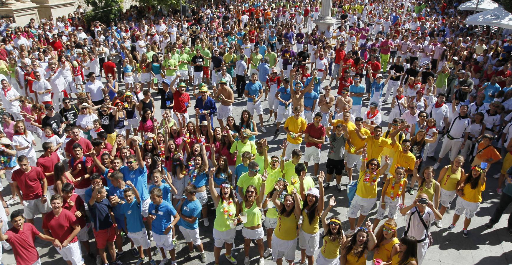 Tudela de Duero. La Plaza de España se llena con el colorido de las peñas para escuchar el pregón de inicio de las fiestas.