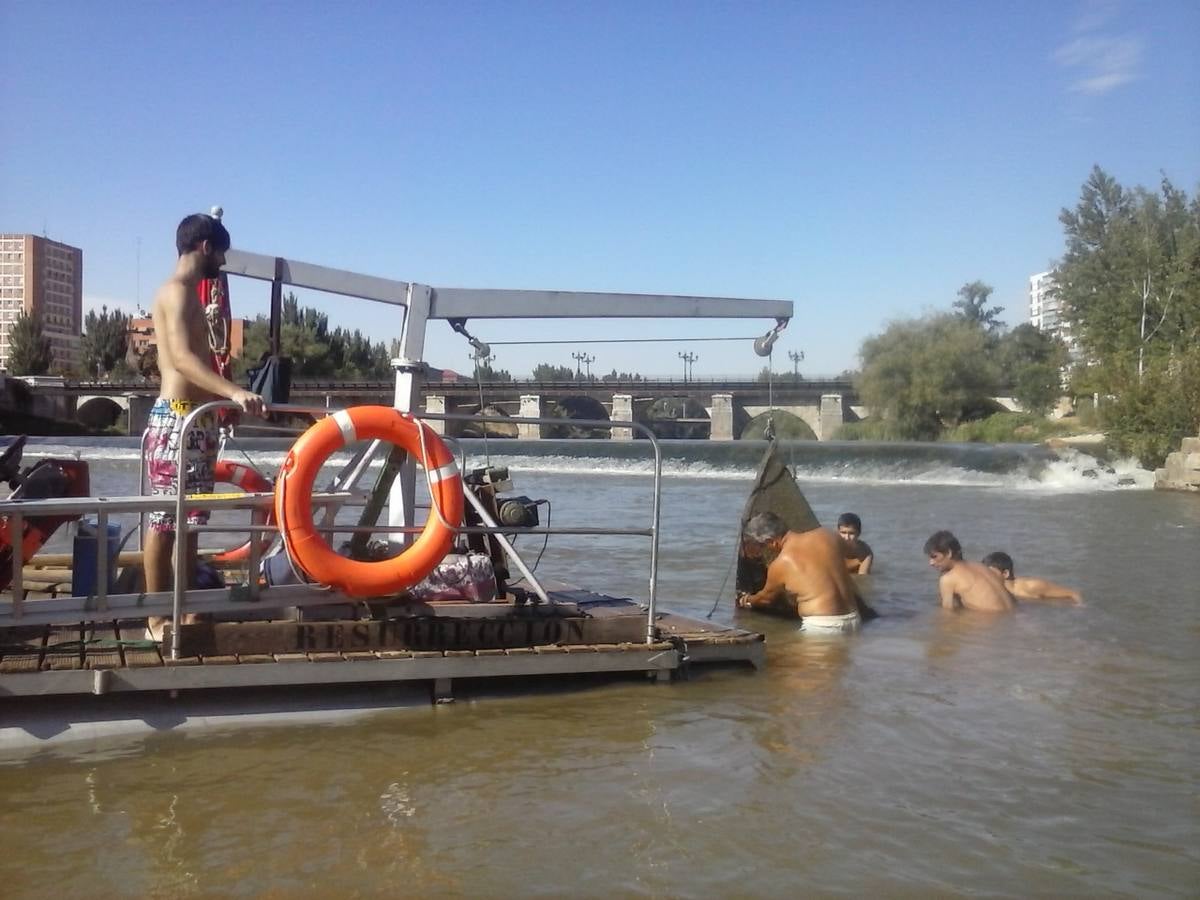 Bañistas de Las Moreras hallan una barca metálica en el fondo del río