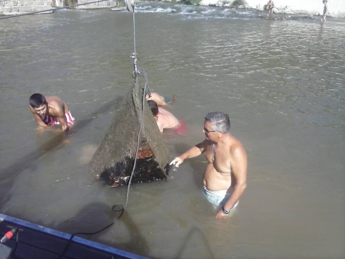 Bañistas de Las Moreras hallan una barca metálica en el fondo del río