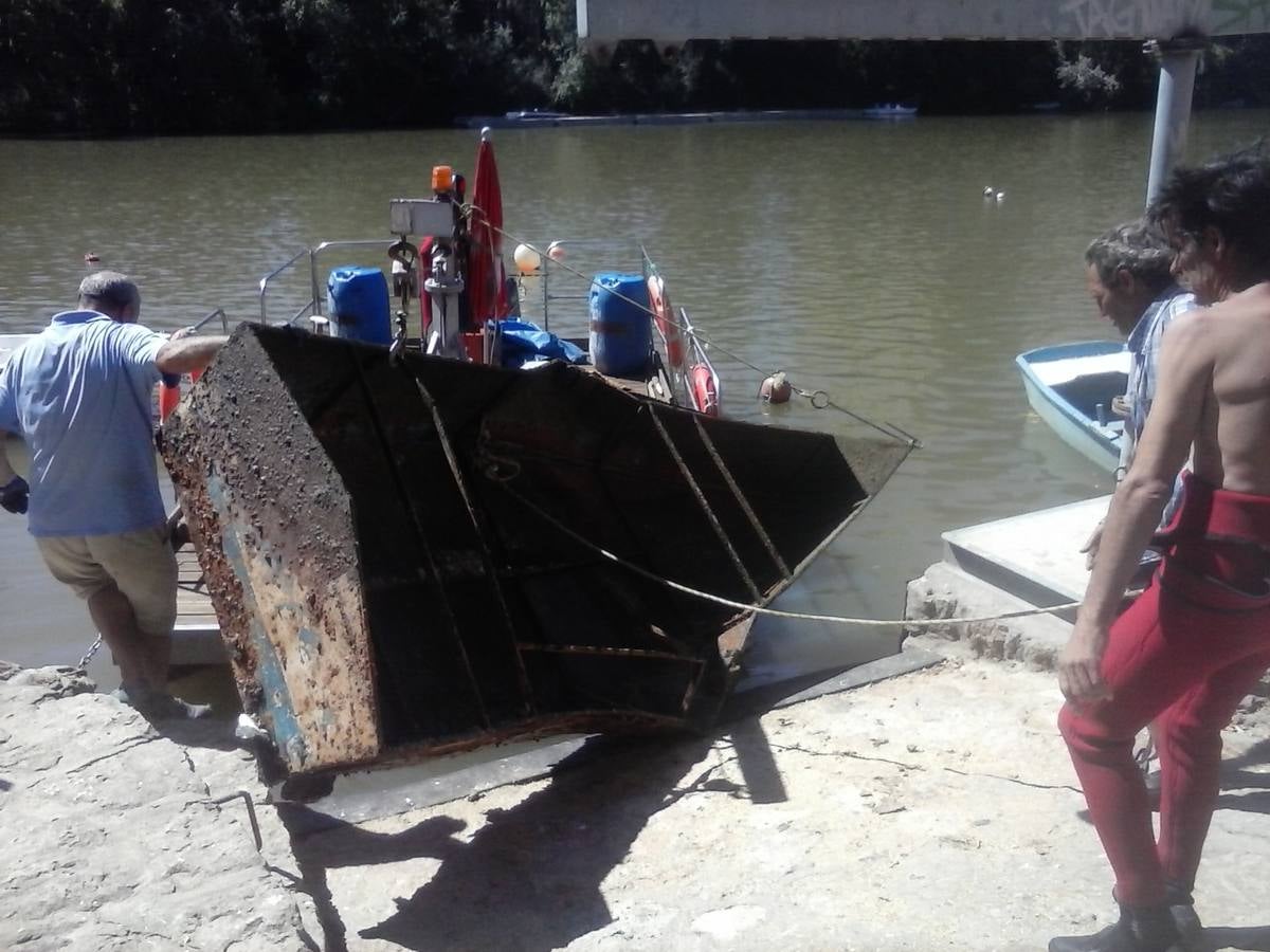 Bañistas de Las Moreras hallan una barca metálica en el fondo del río