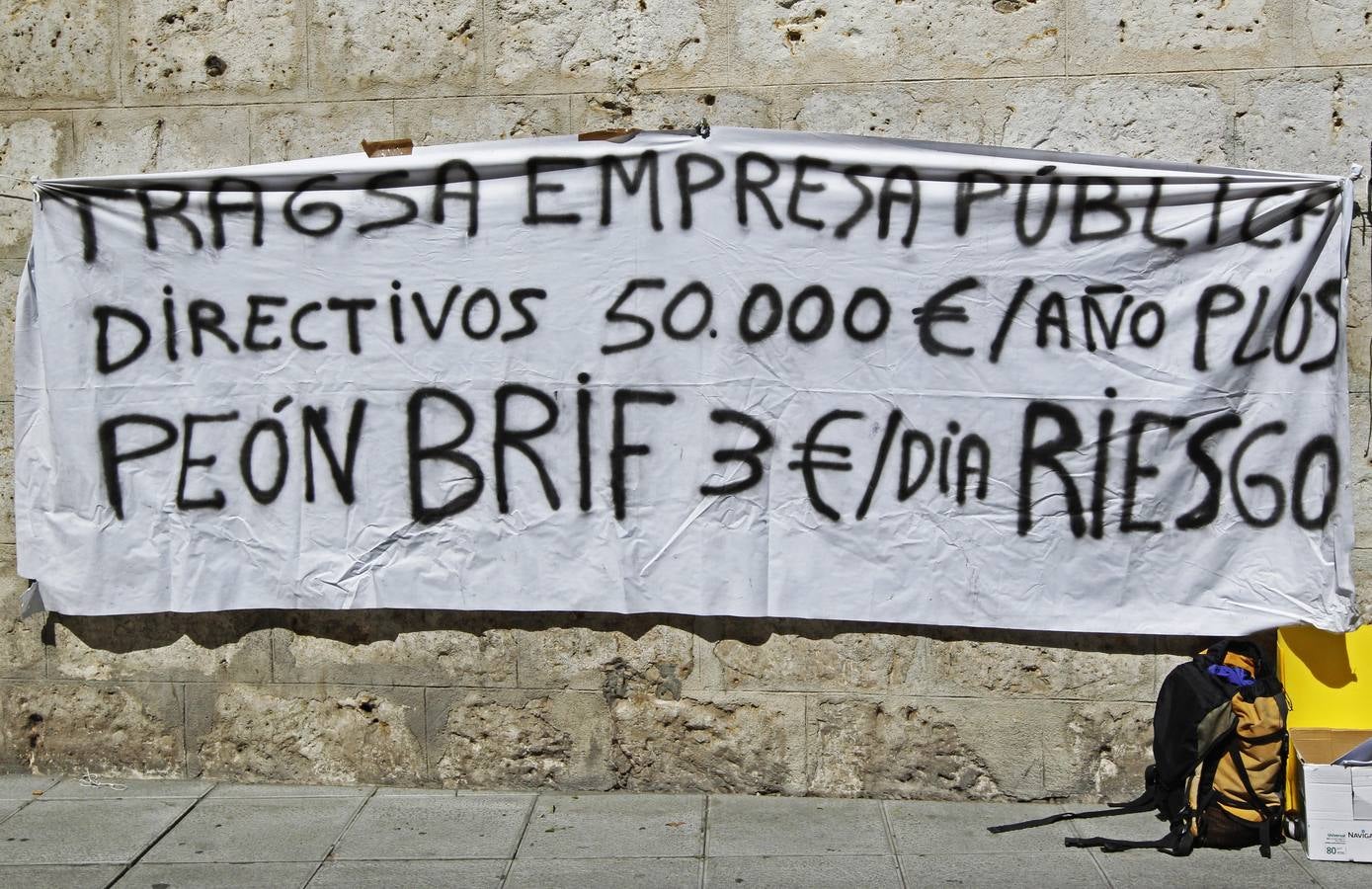 Brigadistas forestales recogen firmas en la calle Santiago de Valladolid