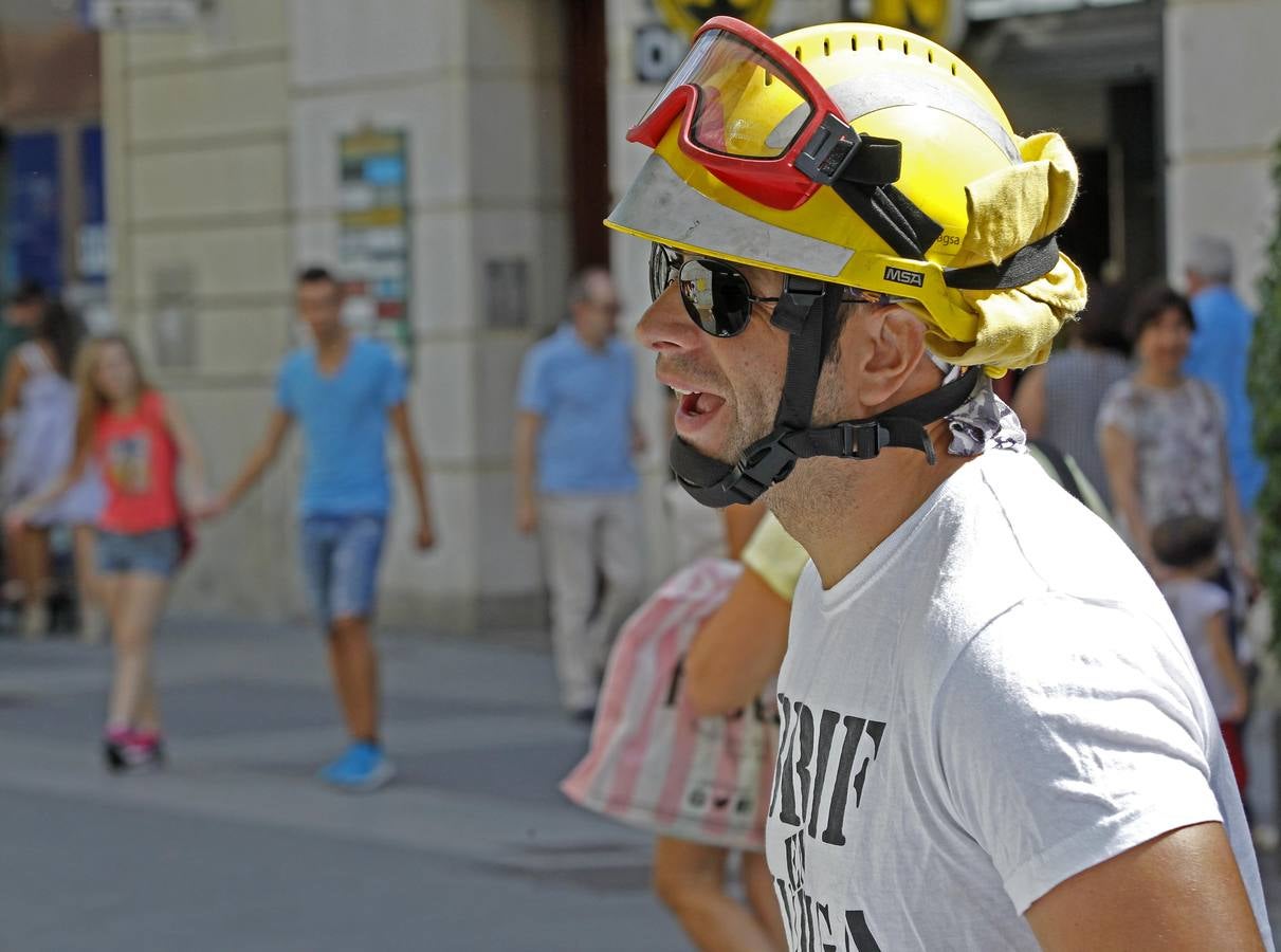 Brigadistas forestales recogen firmas en la calle Santiago de Valladolid