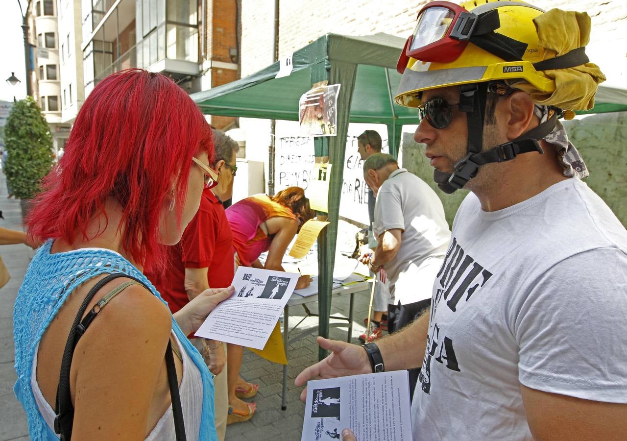 Brigadistas forestales recogen firmas en la calle Santiago de Valladolid