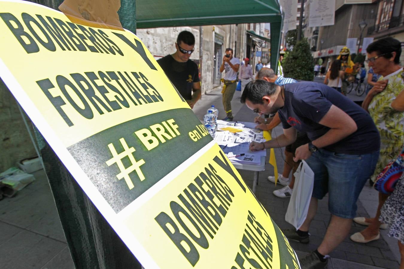 Brigadistas forestales recogen firmas en la calle Santiago de Valladolid