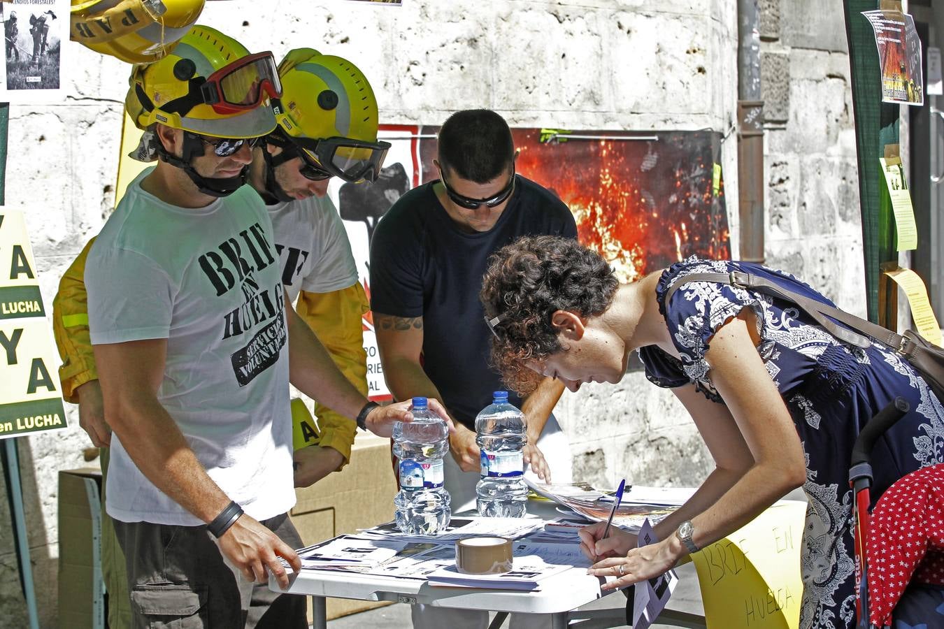 Brigadistas forestales recogen firmas en la calle Santiago de Valladolid