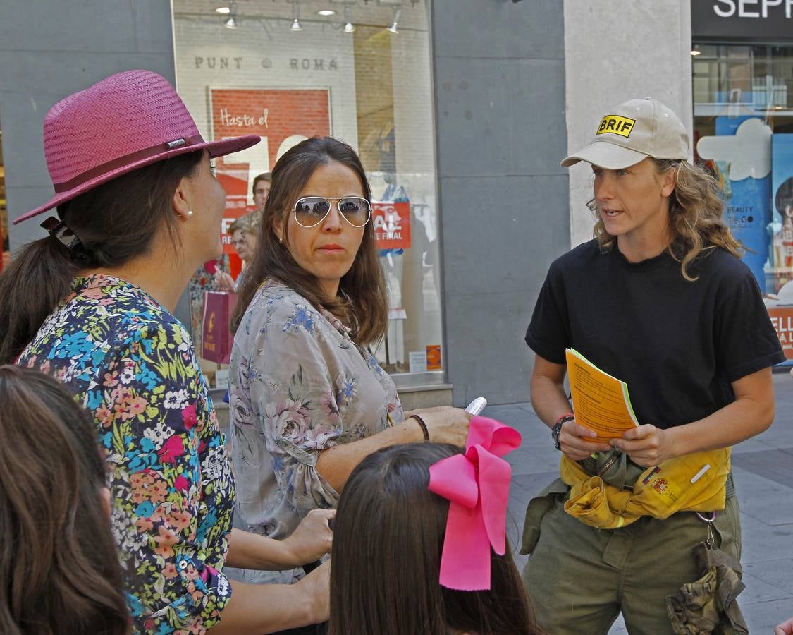 Brigadistas forestales recogen firmas en la calle Santiago de Valladolid