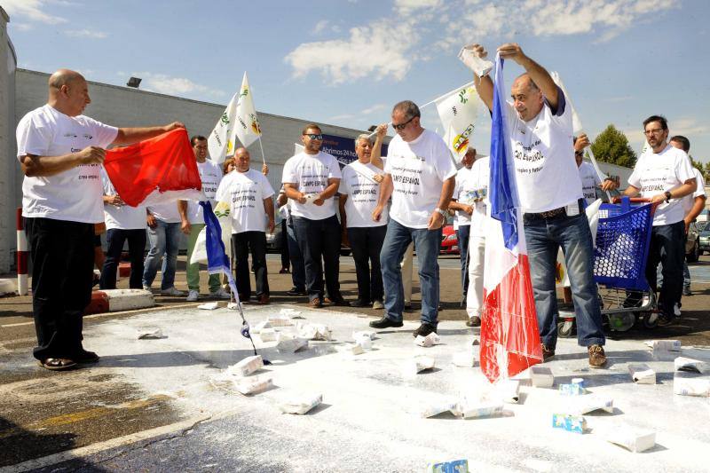 Protesta de Upa en Carrefour en contra de los lácteos franceses