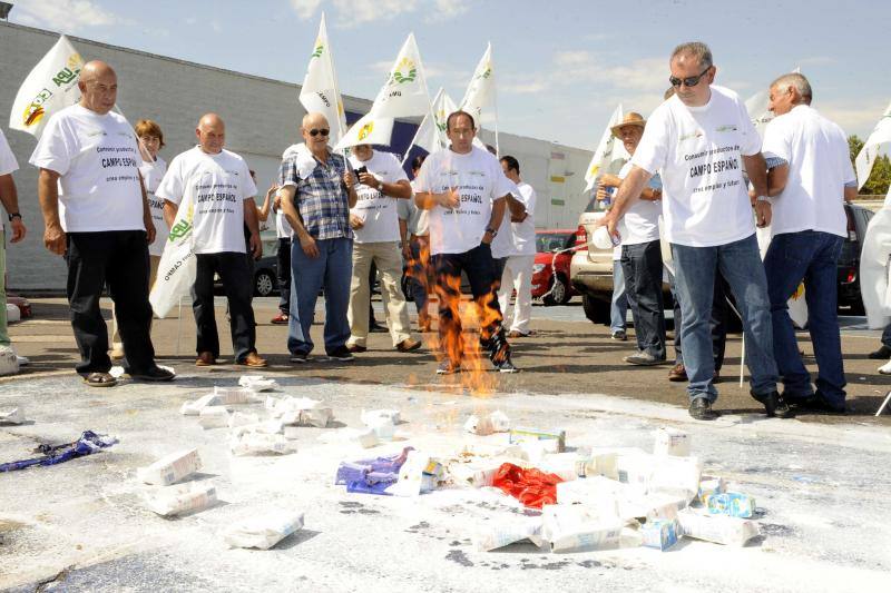 Protesta de Upa en Carrefour en contra de los lácteos franceses