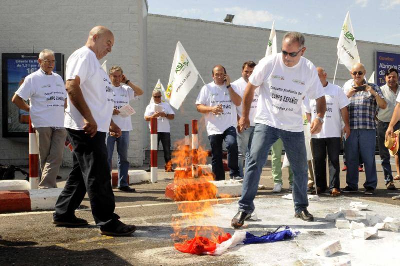 Protesta de Upa en Carrefour en contra de los lácteos franceses