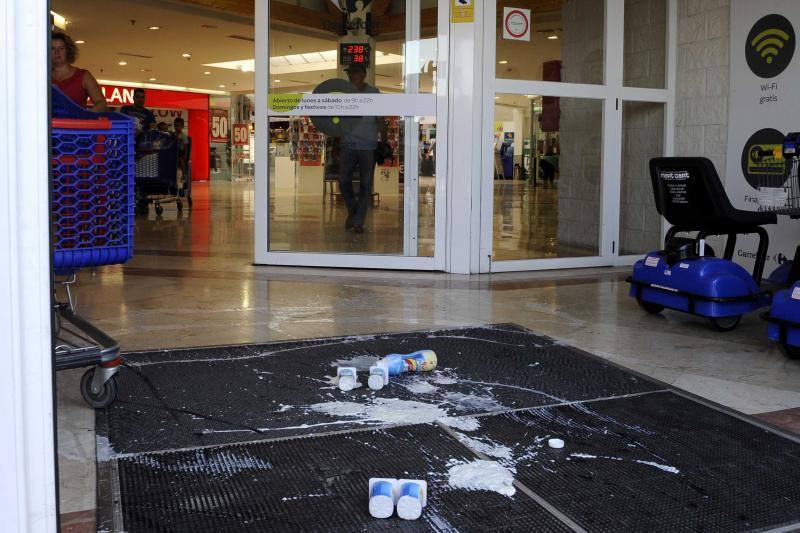 Protesta de Upa en Carrefour en contra de los lácteos franceses