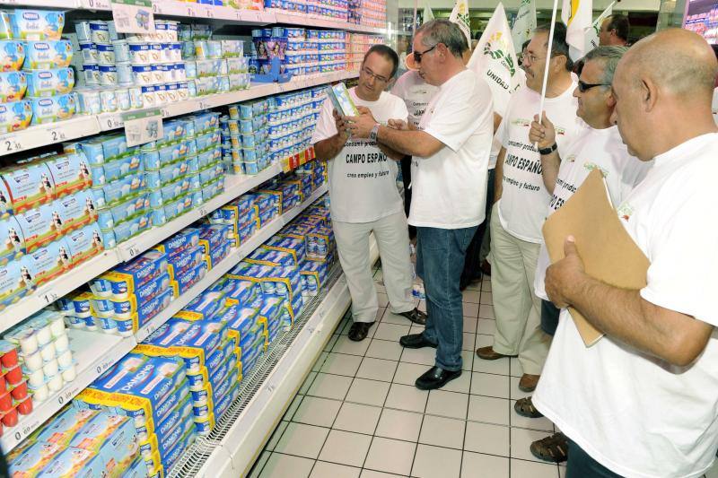 Protesta de Upa en Carrefour en contra de los lácteos franceses