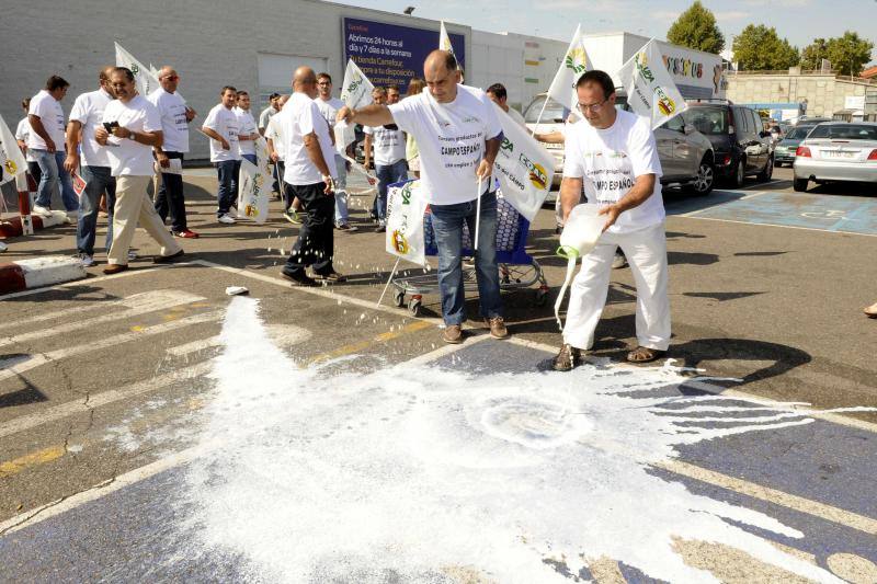 Protesta de Upa en Carrefour en contra de los lácteos franceses