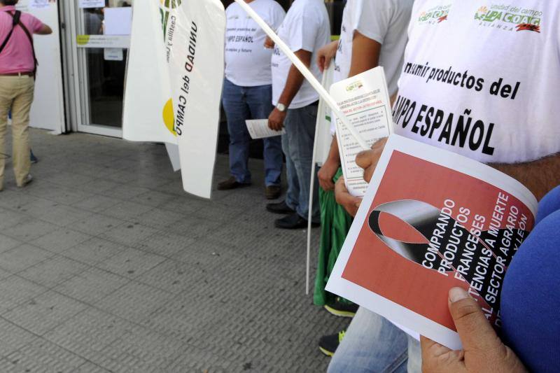 Protesta de Upa en Carrefour en contra de los lácteos franceses