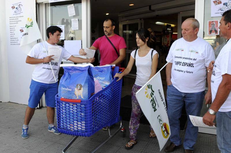 Protesta de Upa en Carrefour en contra de los lácteos franceses