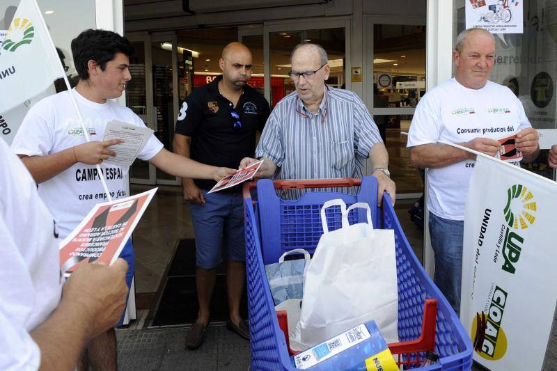 Protesta de Upa en Carrefour en contra de los lácteos franceses