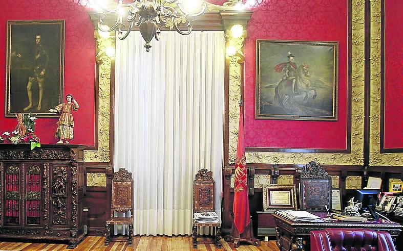 Tapices: A la entrada de la sala de recepciones, recrean dos momentos en la vida de Isabel la Católica: su boda en el Palacio de los Vivero de Valladolid, y su muerte en Medina.