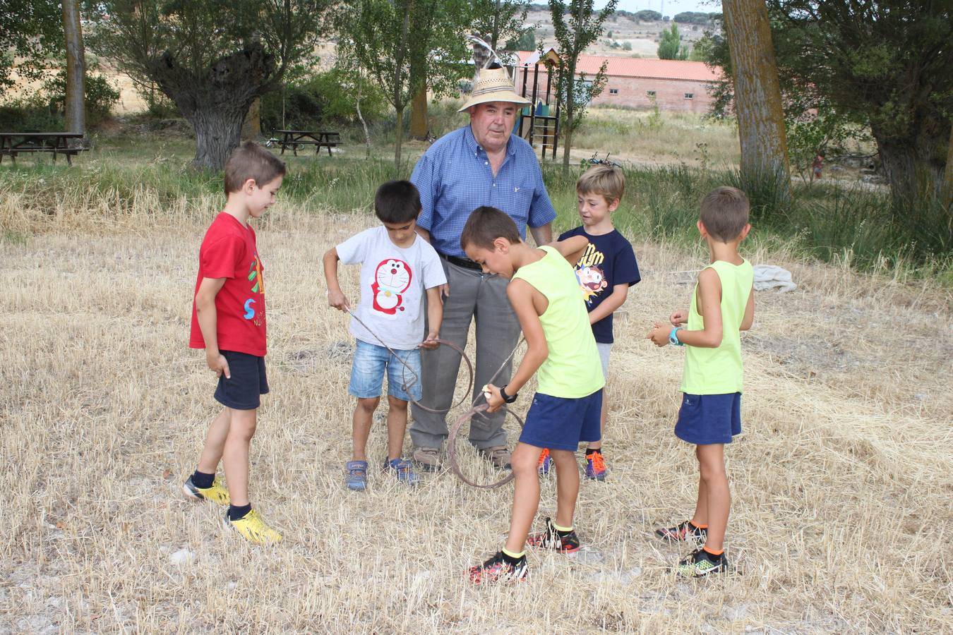 Taller de elaboración de adobes y juegos del ayer en la Semana Cultural de Cevico Navero (Palencia)