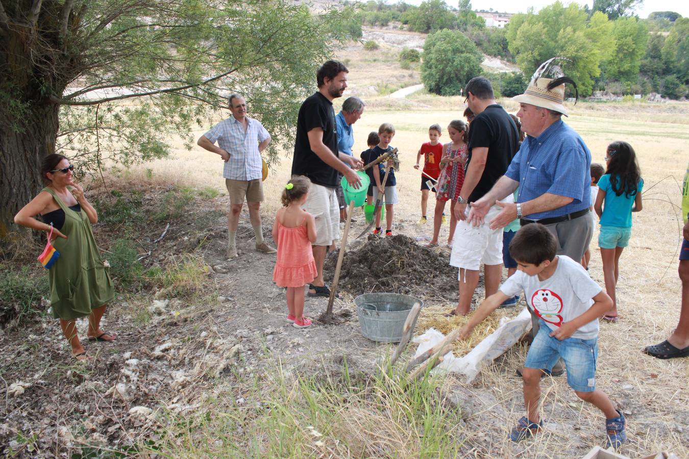 Taller de elaboración de adobes y juegos del ayer en la Semana Cultural de Cevico Navero (Palencia)
