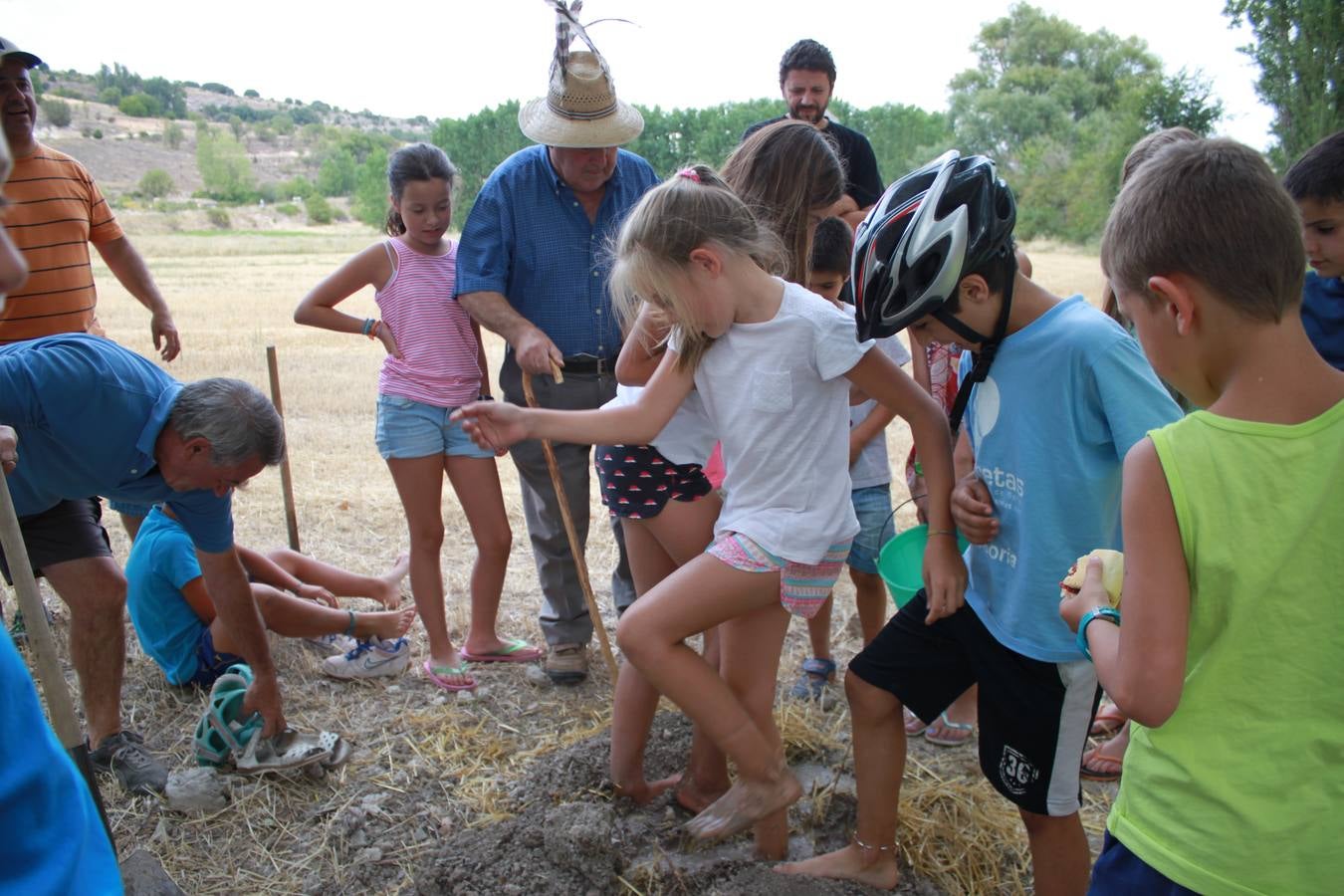 Taller de elaboración de adobes y juegos del ayer en la Semana Cultural de Cevico Navero (Palencia)